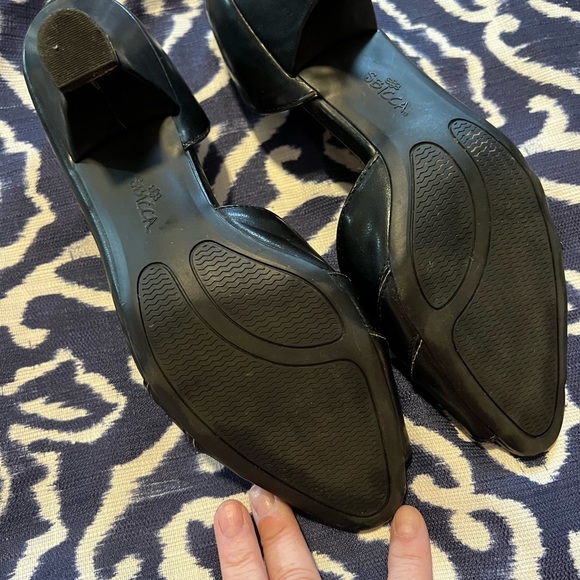 Black Pumps. Women’s 9.5. Great used condition. U-0121 - Picture 3 of 3